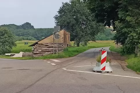 Kurz hinter dem Webenheimer Friedhof, gegenüber dem Maschinenschuppen links, wünscht der Webenheimer Ortsrat einen Poller mitten