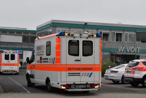 Der Rettungsdienst ist mit mehreren Rettungs- und Notarztwagen im Einsatz.