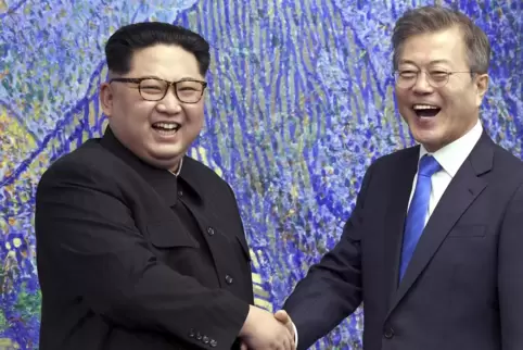 Im April 2018 traf sich der nordkoreanische Machthaber Kim Jong Un (links) mit dem südkoreanischen Präsidenten Moon Jae-in. Zule