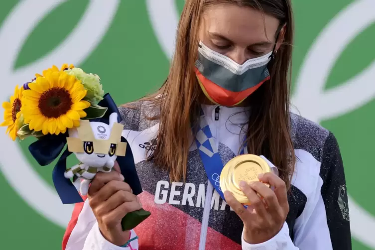 Am Ziel ihrer Träume: Kanutin Ricarda Funk mit der Goldmedaille. 
