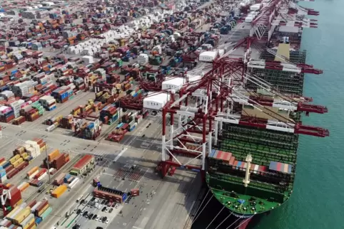 Die Märkte beleben sich: Die „HMM Algeciras“ dockt am Hafen von Qingdao in der ostchinesischen Provinz Shandong an und wird mit 