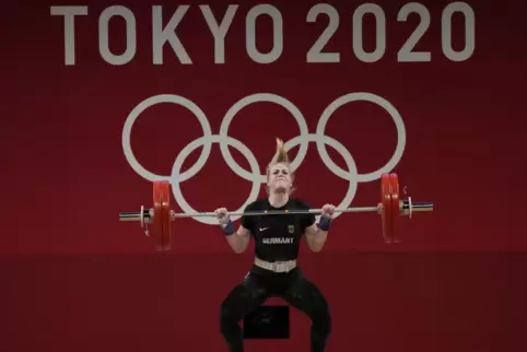 Ein Traum wird wahr, nämlich der Start bei den Olympischen Spielen: Lisa Marie Schweizer beim Stoßen in der Klasse bis 64 kg.