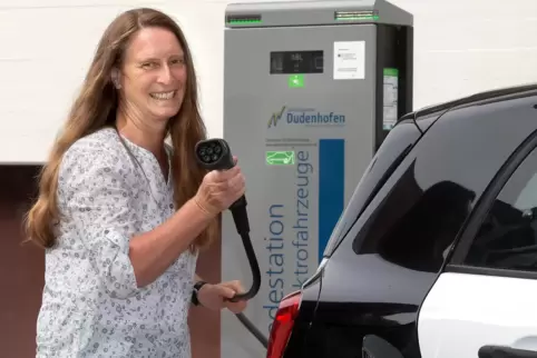 Voller Energie: Stefanie Kuß vor der E-Ladestation am Dudenhofener Rathaus. Sie will die Verbandsgemeinde in Sachen Klimaschutz 