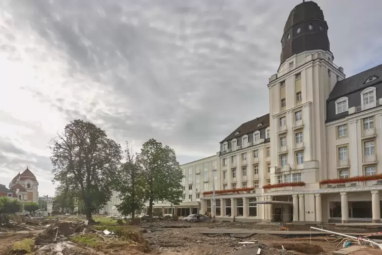 Das Kurhotel steht, drumherum alles verwüstet: Bad Neuenahr-Ahrweiler. Katastrophenschutz muss neu gedacht werden, sagt Experte 