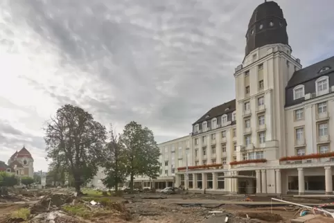 Das Kurhotel steht, drumherum alles verwüstet: Bad Neuenahr-Ahrweiler. Katastrophenschutz muss neu gedacht werden, sagt Experte 