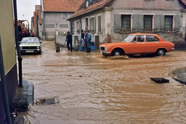  Im Sommer 1980 gab es ein Hochwasser, das auch in Queichheim für vollgelaufene Keller und überflutete Straßen sorgte. 