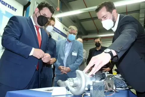 Christian Lauer (rechts), zuständig für die Produktionsstrategie von Borg Warner in Kibo, zeigt Arbeitsminister Hubertus Heil (l Christian Lauer (rechts), zuständig für die Produktionsstrategie von Borg Warner in Kibo, zeigt Arbeitsminister Hubertus Heil (l