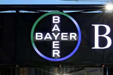 Das Bayer-Logo an einem Gebäude in Wuppertal. 
