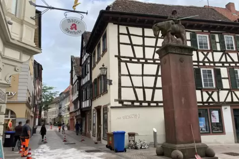 Die unter anderem beim Kriegerdenkmal abgestreute Ölspur. 