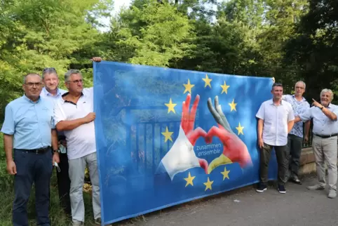 Solche Banner sollen an Ortseingängen in der Südpfalz und dem Elsass aufgestellt werden. 