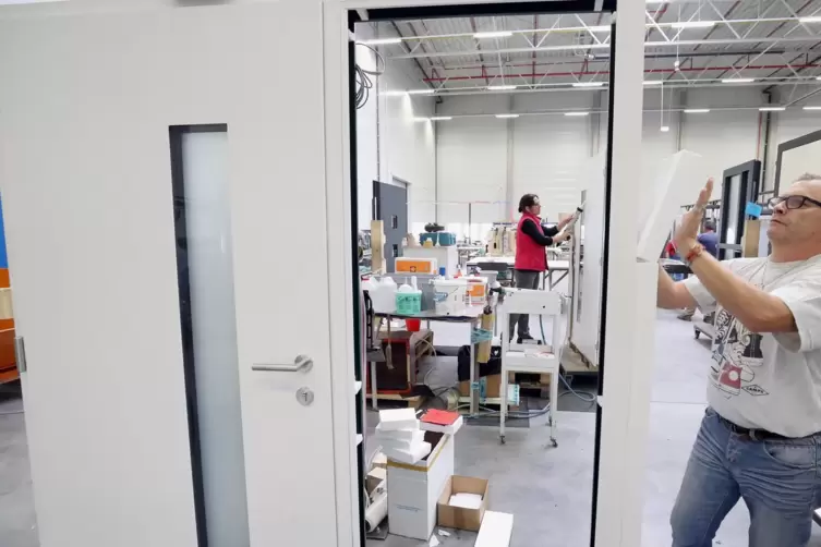 Feinarbeit und letzter Schliff bei der Noblesse Haust&uuml;renproduktion. 