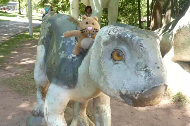 Nils Nager reitet auf einem kleinen Dinosaurierbaby.