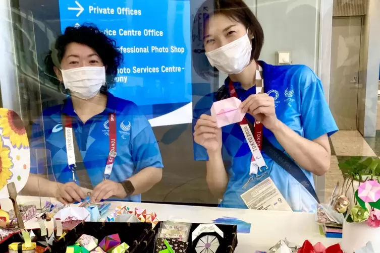 Saeko (rechts) und Satoko werben für ihre Origami-Kunst. 