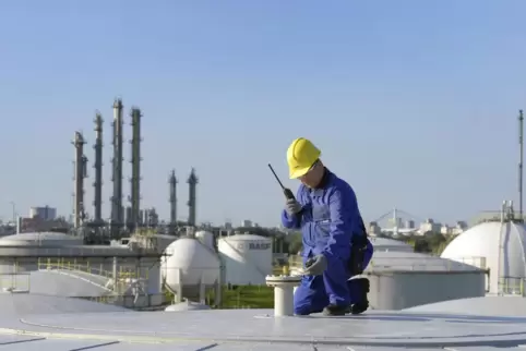 Die Prognosen der BASF für das Gesamtjahr 2021 liegen deutlich über den Werten von 2019. Das Foto zeigt einen Mitarbeiter im Sta
