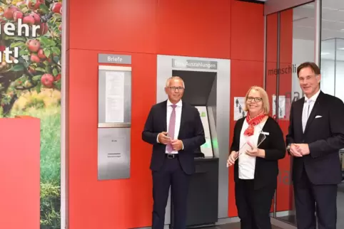 Posieren in den neuen Räumen der Sparkassen-Filiale in Ellerstadt (von links): Vorstandsvorsitzender Andreas Ott, Filialleiterin