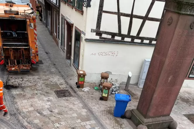 Das defekte Müllfahrzeug gegen 7.30 Uhr. Wegen des Ölunfalls wird sich laut Stadt die Abfuhr von Papier- und Biomüll verzögern. Das defekte Müllfahrzeug gegen 7.30 Uhr. Wegen des Ölunfalls wird sich laut Stadt die Abfuhr von Papier- und Biomüll verzögern.