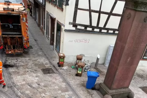 Das defekte Müllfahrzeug gegen 7.30 Uhr. Wegen des Ölunfalls wird sich laut Stadt die Abfuhr von Papier- und Biomüll verzögern. 