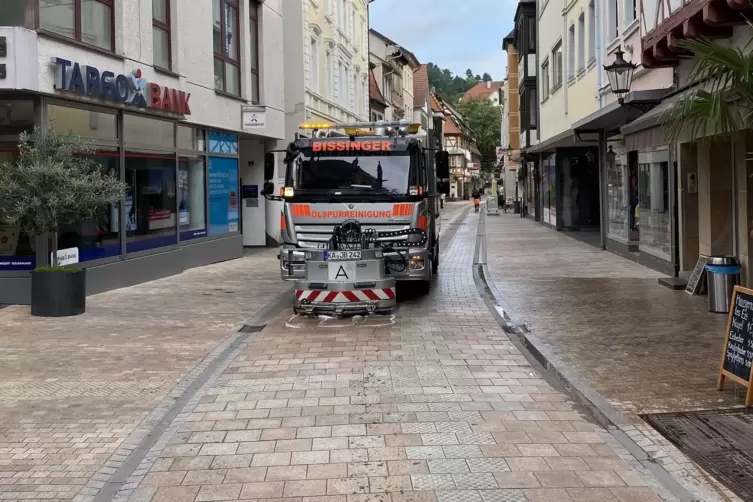 Zweimal setzte ein Spezialfahrzeug &uuml;ber die &Ouml;lspur.