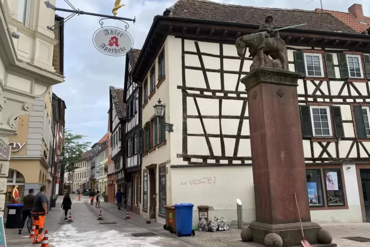 Als erstes wurde das &Ouml;l mit Bindemittel abgestreut. 
