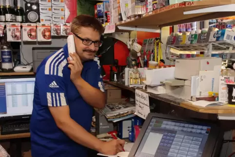 Markus Hofacker ist die Freude anzusehen. Er geht Telefonbetrügern nicht auf den Leim. 