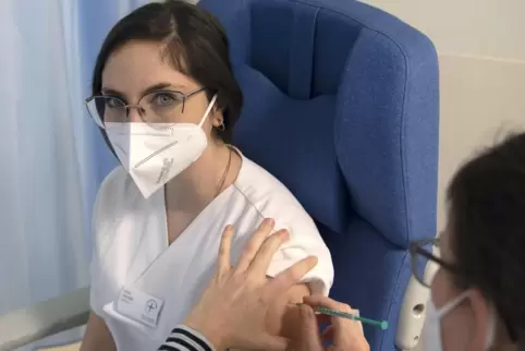 Klinik setzt auf Immunisierung: Diakonissen-Hebamme Laura Varchetta wird im Januar 2021 geimpft. 