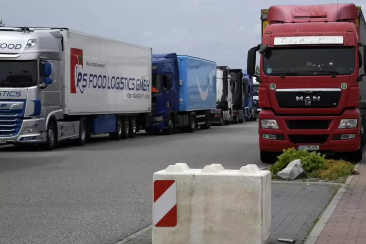 Hier passt kein Brummi mehr hin: Die Parkbuchten für Autos im Industriegebiet sind mit Betonquadern blockiert.