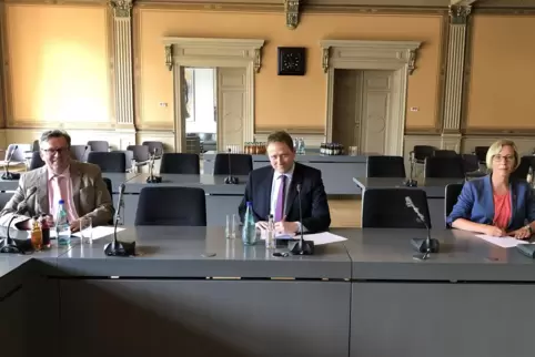 Unterschrieben den gemeinsamen „Letter of Intend“: Landrat Clemens Körner, Oberbürgermeister Martin Hebich und Oberbürgermeister