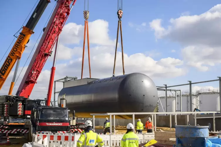 Aus der frühen Bauphase: Im Februar 2020 wird ein 72 Tonnen schwerer Tank für die Hydrieranlage auf ein Fundament gesetzt.
