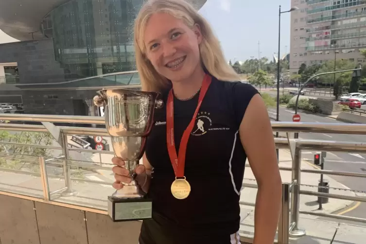 Ziel erreicht: Junioren-Nationalspielerin Marie Fischer von der TG Frankenthal mit Siegerpokal und Goldmedaille. 