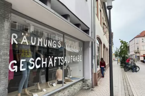 Wormser Straße 1: Modegeschäft verabschiedet sich.