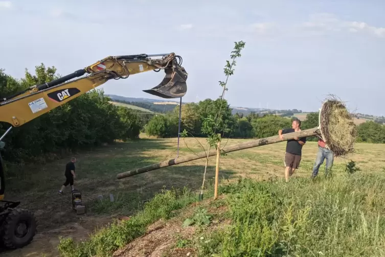 Direkt neben dem Feuerwehrhaus in Schmitshausen haben Christian K&uuml;hn (rechts) und sein Mitstreiter ein Storchennest aufgestellt,