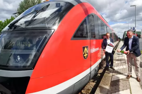 Ortsbürgermeister Karl Schäfer „tauft“ einen Regionalexpress auf den Namen „Maikammer. 