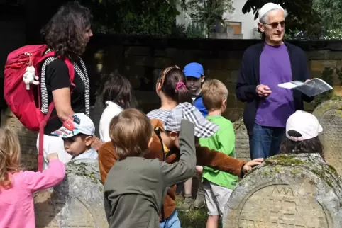 Berthold Schnabel erklärt den Kindern die Besonderheiten eines jüdischen Friedhofs.