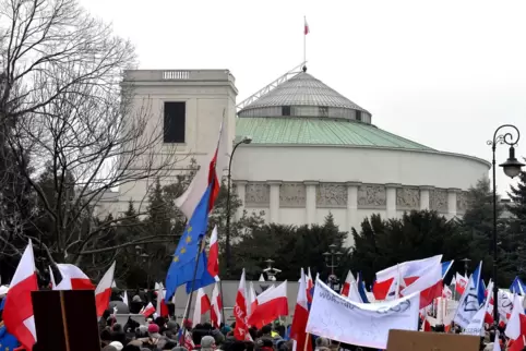 Demonstration vor dem Sejm in Warschau gegen die Partei Recht und Gerechtigkeit und die „Repolonisierung“ der Medien.
