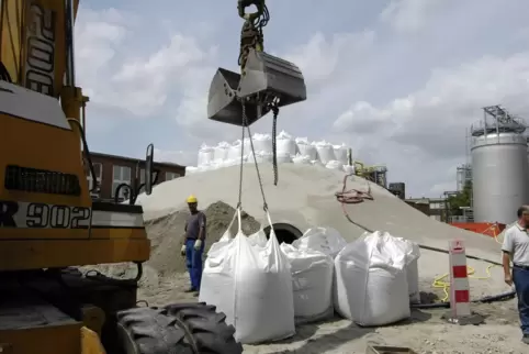 Die Fliegerbombe soll Ende August unter einer Sandpyramide entschärft werden. Ein bewährtes Verfahren bei der BASF.