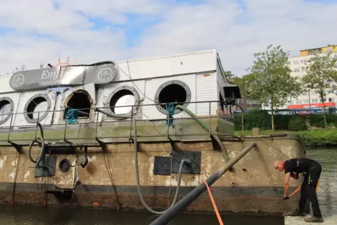 Es ist geschafft. Am Donnerstag hoben die Helfer das Schiff in die Höhe.