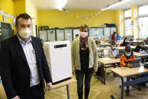 Bereits seit Mai arbeiten an den Grundschulen der VG Hauenstein Luftreinigungsgeräte.Das Foto zeigt Bürgermeister Patrick Weißle