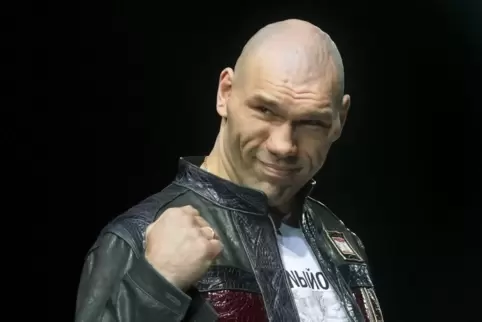Der ehemalige Boxer Nikolai Walujew teilt weiter aus. 