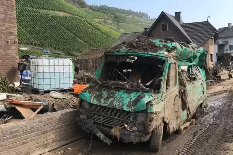 Der Schlamm muss nach und nach abtransportiert werden. 