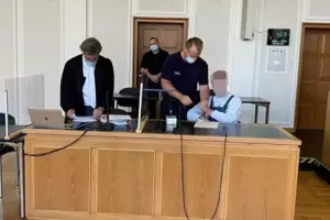 Soll einen Waldseer Werkstattbesitzer ermordet haben: der Angeklagte aus Dirmstein (rechts), wie er zum Verhandlungsbeginn die H Soll einen Waldseer Werkstattbesitzer ermordet haben: der Angeklagte aus Dirmstein (rechts), wie er zum Verhandlungsbeginn die H