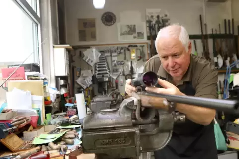 Büchsenmacher Paul Hammer ist seit 50 Jahren im Beruf und seit über 30 Jahren Inhaber des Fachgeschäfts Waffen Seeber in der Lan