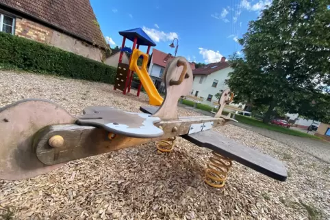 Der Mann soll sich auf diesem Spielplatz in Schwanheim herumgetrieben haben. 