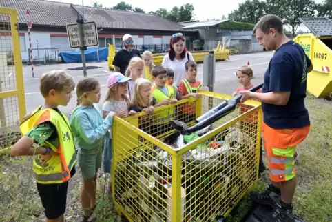 Staunen bei den Kindern: Bauhof-Mitarbeiter Steven Spielmann erklärt, welche Elektrogeräte alles weggeworfen werden. 