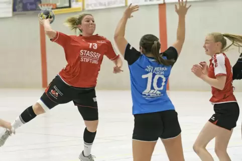 Romina Heßler (links) spielte viele Jahre für die Damen der TSG Friesenheim. Nun ist sie Teammanagerin und verfolgt ein konkrete