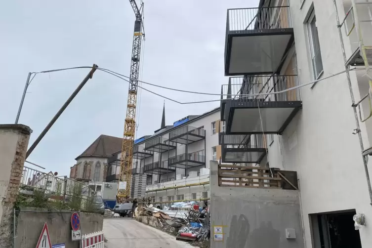 Von der Johannesstra&szlig;e aus: Die Balkone sind neu. Im Hintergrund die Ludwigskirche.
