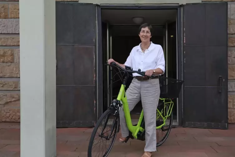 Auf ihrem grünen E-Bike sah man Pfarrerin Ursula Wahlig oft durch den Ort zu Geburtstags- oder Krankenbesuchen fahren. 