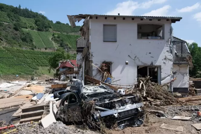 Folgen der Flutkatastrophe: Häuser, Autos und die Infrastruktur, wie hier in Marienthal, sind völlig zerstört. Folgen der Flutkatastrophe: Häuser, Autos und die Infrastruktur, wie hier in Marienthal, sind völlig zerstört.