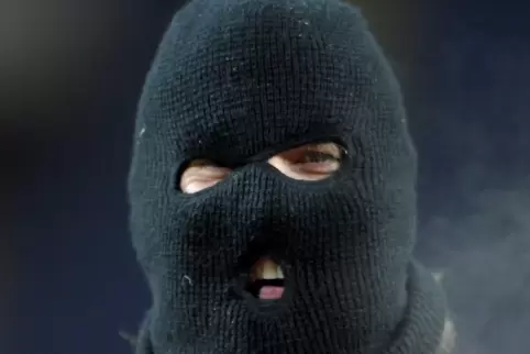 Der Mann soll schwarz gekleidet gewesen sein und eine Sturmhaube getragen haben. 