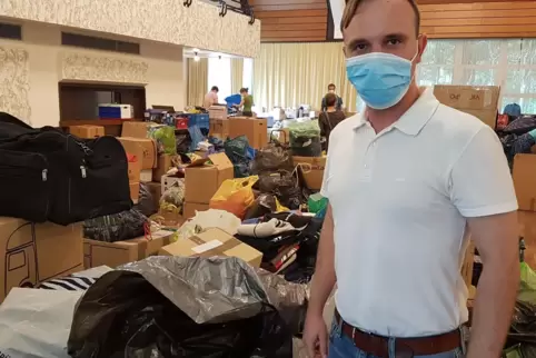 Dennis Schmidt vor zwei Wochen zwischen all den Spenden im Gemeinschaftshaus Ruchheim. Bislang (Stand Freitag) gab es acht Trans