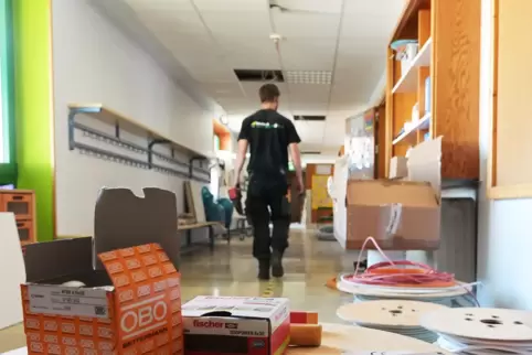 In der Fehrbacher Schule wird die Elektrik erneuert. Das wird sich auch bei künftigen Schulfesten bemerkbar machen. 